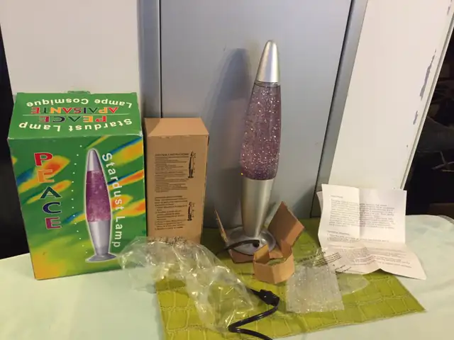 Retro (2005) Peace Stardust Purple Liquid Lava Lamp in Home Décor & Accents in City of Toronto - Image 2