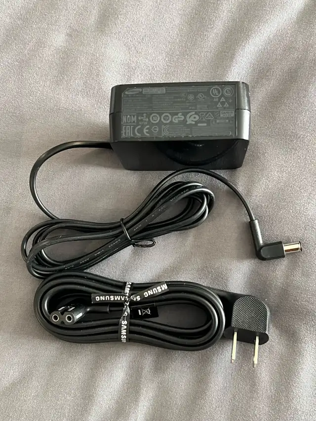 Samsung 48W 19V AC/DC Power Adapter in Laptop Accessories in London - Image 5