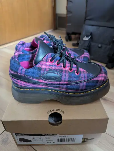 Dr. Martens Buzz 5I – Black + Pink TartanSize: US 5 / UK 3 / EU 36 Super cute & bold tartan print wi...