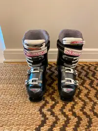 Nordica ski boots: size 285mm