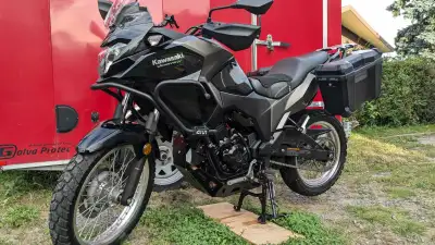 Belle moto, prête à prendre la route.