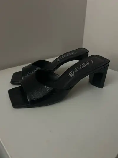 Intervalle heels, View more