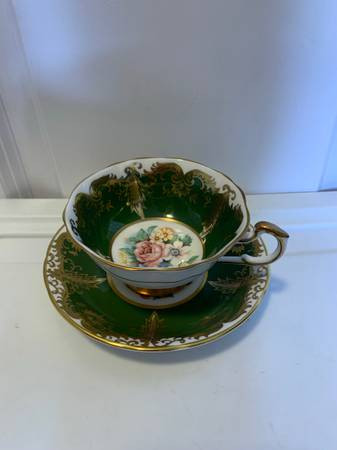 Vintage Paragon Kingston Green Floating Flowers Teacup Saucer in Arts & Collectibles in Burnaby/New Westminster - Image 3