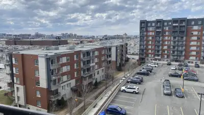 119$/mois Stationnement non-couvert, dernier étage du stationnement du projet Urbania (rue Lucien-Pa...