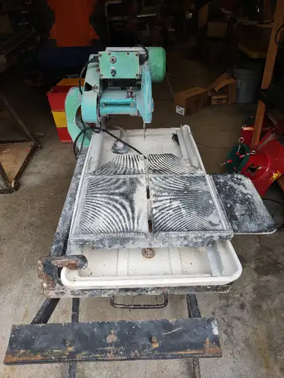 Wet saw with movable table Descent shape