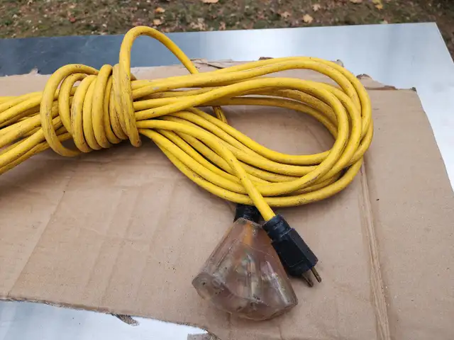 50' Heavy-Duty Outdoor Indoor Extension Cord With Three Outlets in Outdoor Tools & Storage in Windsor Region - Image 3