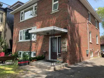 This bright large second floor 3 bedroom will soon become available for moving in as of September 1....