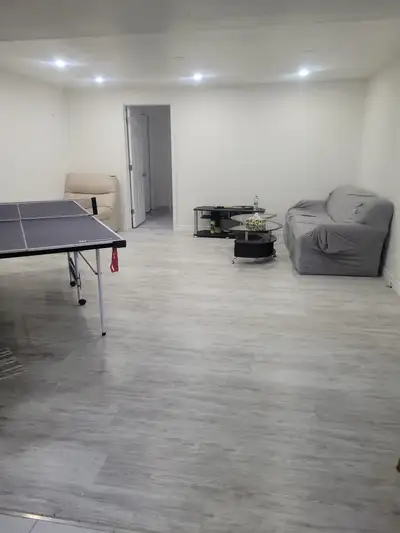 Discover this bright and newly renovated room available for rent, featuring modern light wood-look f...