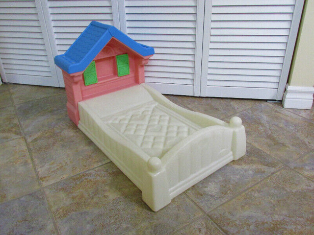 Un beau lit pour poupée de Little Tikes...SOLIDE ET ROBUSTE dans Jouets et jeux  à Sherbrooke - Image 3
