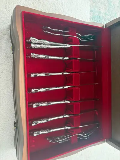 Vintage BelKraft “Grandeur” Flatware – 45 Piece Set Elegant vintage BelKraft Grandeur flatware set (...