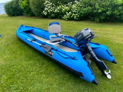 Get ready for your next water adventure with this FreeBoats inflatable boat, complete with a reliabl...
