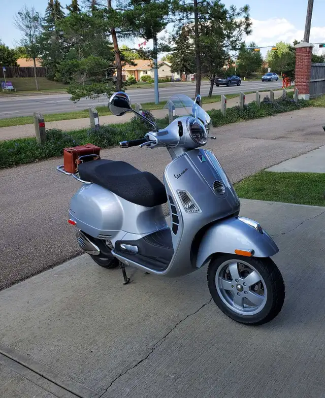 2007 Vespa GTS 250 ie in Scooters & Pocket Bikes in Edmonton - Image 5