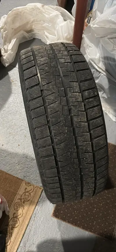Pneu hiver 255/50/r20 encore bon pour 3 hiver au moins , à récupérer à st Ulric de Matane! Était su...