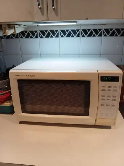 Selling a white Sharp Carousel microwave. 20.5 X 16 X 13.It's a standard countertop model with a gla...