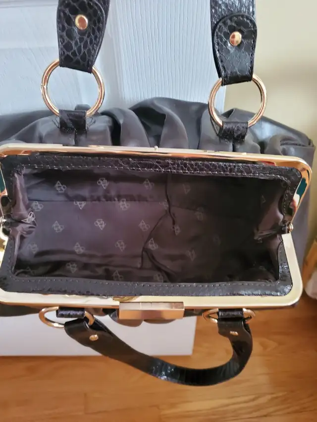 Woman hand bag  in Women's - Bags & Wallets in Oshawa / Durham Region - Image 5