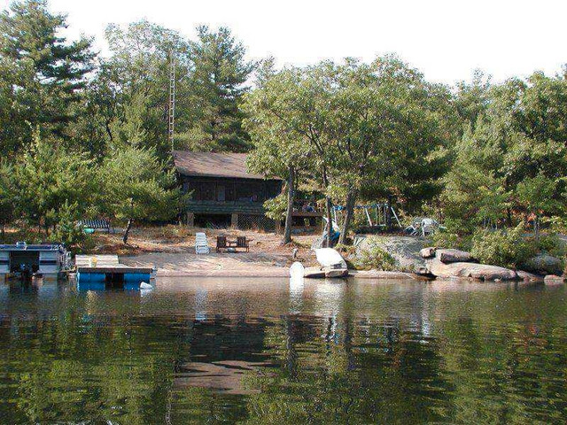 Lakeside Cozy Cottage, Pets Welcome in Ontario