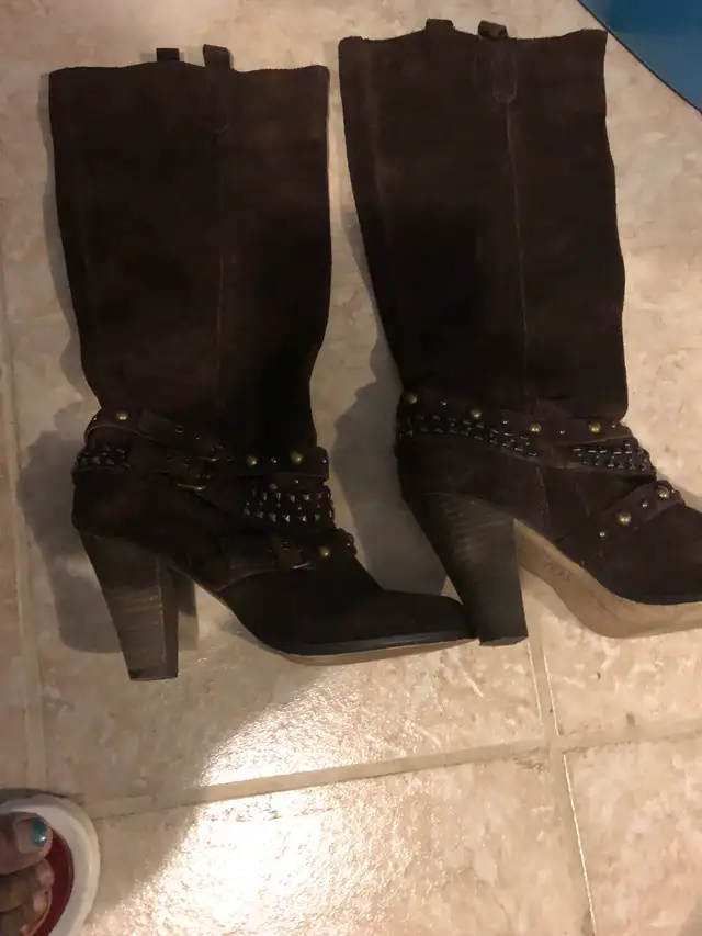 WOMANS BROWN LEATHER SUEDE BOOTS WITH GOLD+SILVER STUDS in Women's - Shoes in Mississauga / Peel Region - Image 4