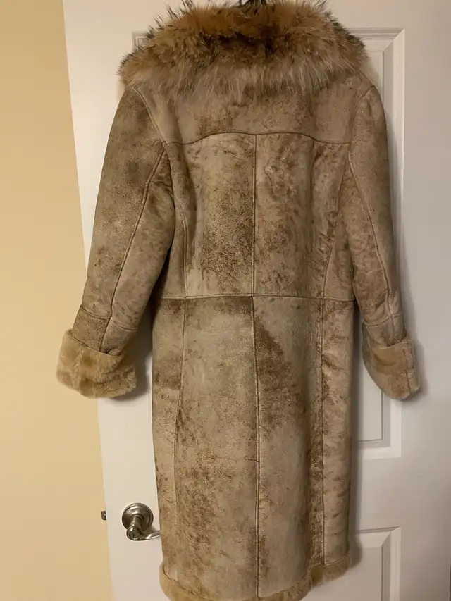 shearling coat jacket in Women's - Tops & Outerwear in Oakville / Halton Region - Image 4