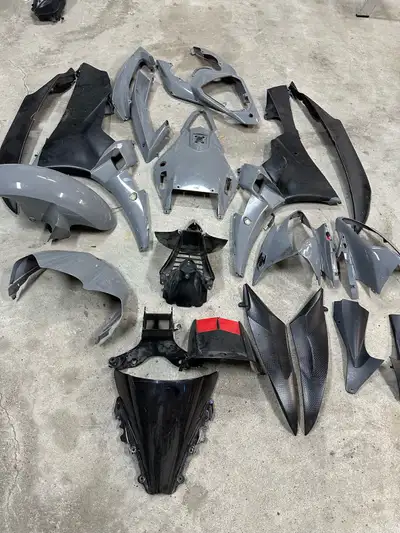 Selling 2007 Yamaha R6 Fairing full set every thing in the picture, will not separate! Front right h...