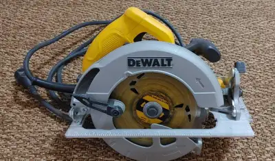 Dewalt DWE575 corded circular saw Saw 7 1/4 / 184 mm Cord length 107"/ 272 cm Weight 8.8 Lb /3.9 Klg...