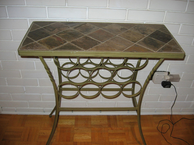 Table en céramique avec place pour bouteilles de vin dans Autres tables  à Longueuil/Rive Sud
