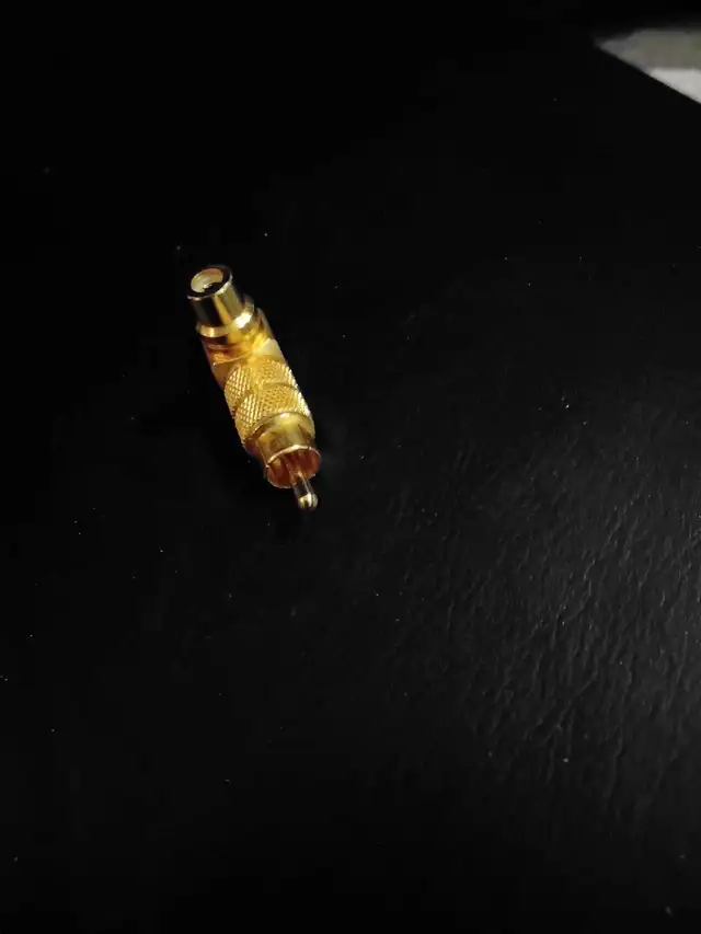 Gold Subwoofer connector in Other in Ottawa - Image 4