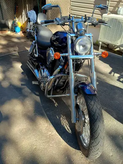 Suzuki Boulevard 1400cc Comes with windshield, extra pipes, full set of leather bags, gloves, chaps,...
