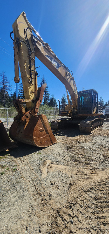2003 CAT 325C in Heavy Equipment in Campbell River - Image 2