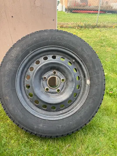 4 MaxTrek M900 winter tires on rims Size - 195/65R15 Were on a Hyundai Elantra Touring