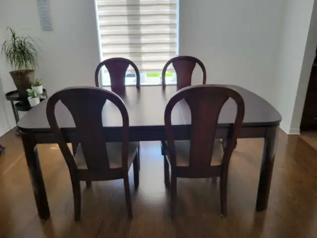 Table en bois solide brune wood table in Dining Tables & Sets in Laval / North Shore - Image 3