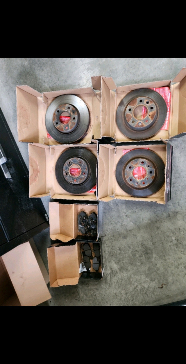 Plaquettes de freins et disques d'origine Mazda 3 Berline 2019+ dans Autres pièces et accessoires  à Drummondville