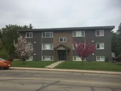 Lacombe 2 bdrm suite 1050 per mth incl all utilities but power