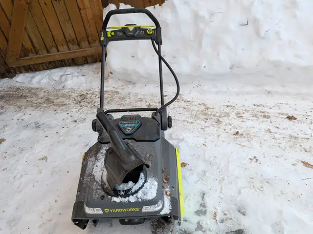 Yardworks Electric Snowblower in Snowblowers in City of Toronto - Image 5