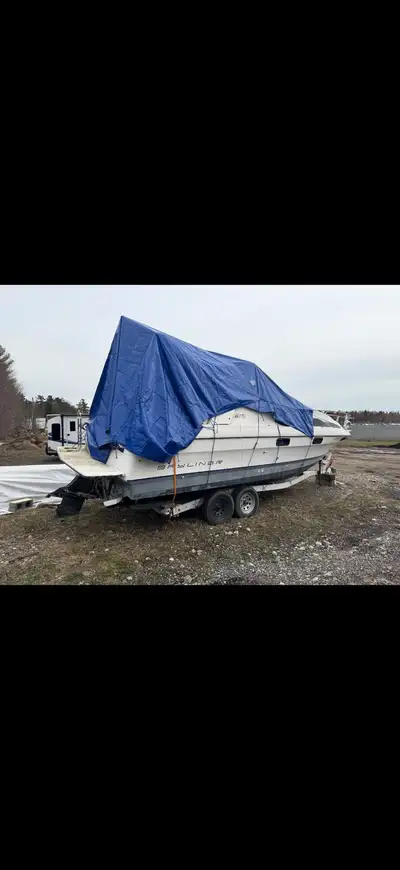 Bayliner 2655 à vendre pour pièces. Bateau et trailer à réparer. Trailer plaqué. Le trailer vient av...