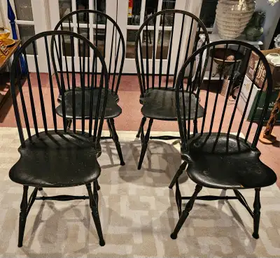 RARE SET OF 4 ANTIQUE LATE 18TH CENTURY AMERICAN BOW BACK WINDSOR CHAIRS. DIMENSIONS: 16.5" W X 17.5...