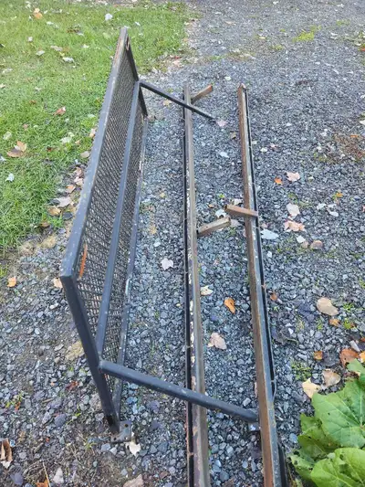 Était sur chevrolet silverado 1500 année 2004 et il y a aussi 2 barres de 8pieds latérale pour dessu...
