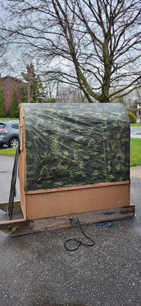 Portable ice fishing hut