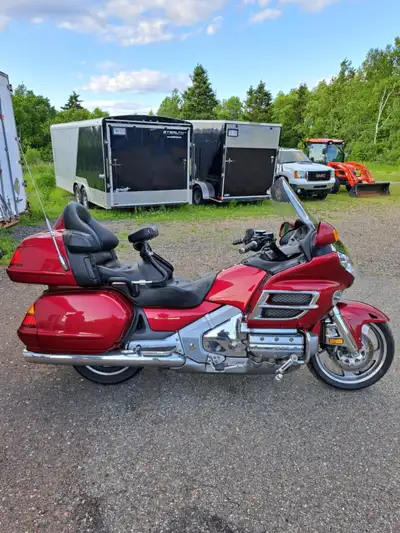 Honda Goldwing 2003 à vendre, très bonne condition, 76 000km, toujours entreposé à l'intérieur. Dema...