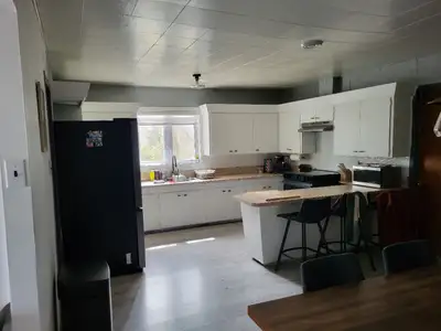 Grande maison offrant 4 chambres au rez de chaussée avec garage pour petite voiture. Chauffage élect...