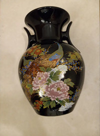 Vase noir avec motifs de fleur très décoratifs