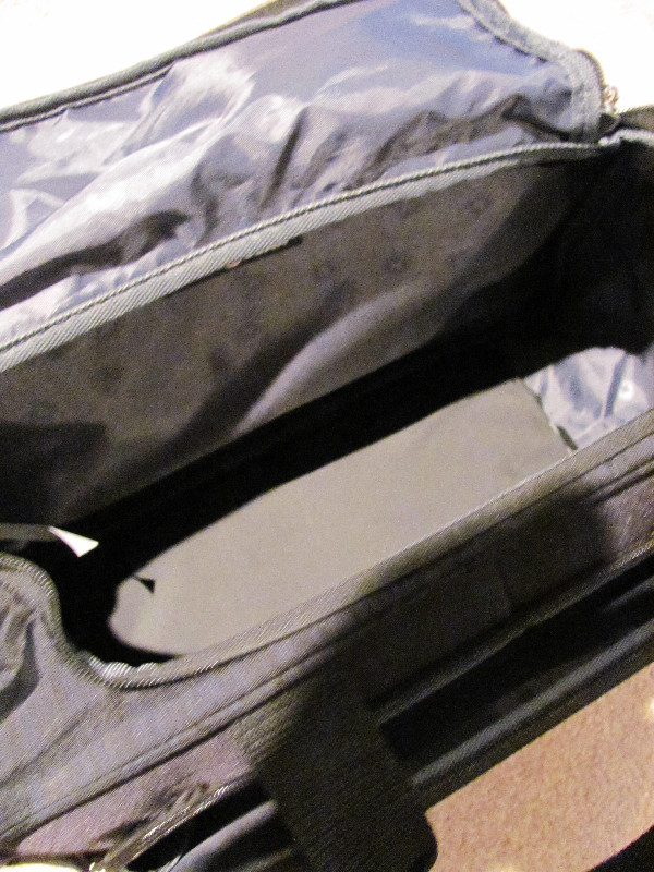 Swissgear Shoulder Bag (laptop or boarding bag) in Other in Kitchener / Waterloo - Image 2