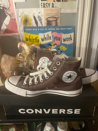 Size 8.5  dark brown converse
