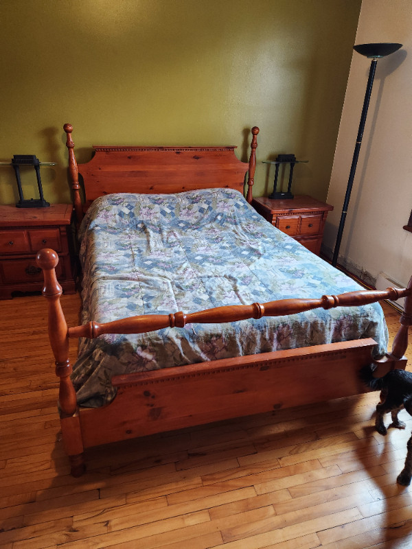 Set de chambre (54") en pin massif in Beds & Mattresses in Québec City - Image 3