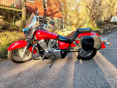 Très BAS kilométrage. Joliment chromée Freins avant & arrière ABS, à disque Fameuse moto, 750cc avec...