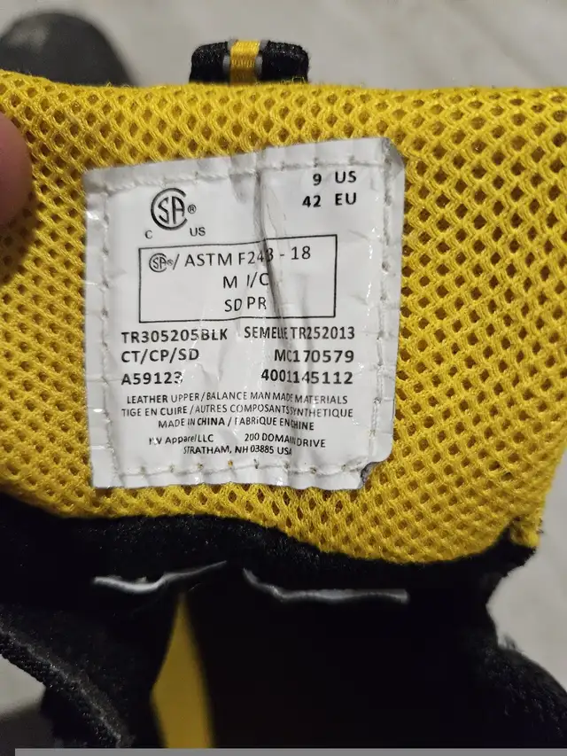 Steel toes boots - Men 9 in Men's Shoes in Oakville / Halton Region - Image 3