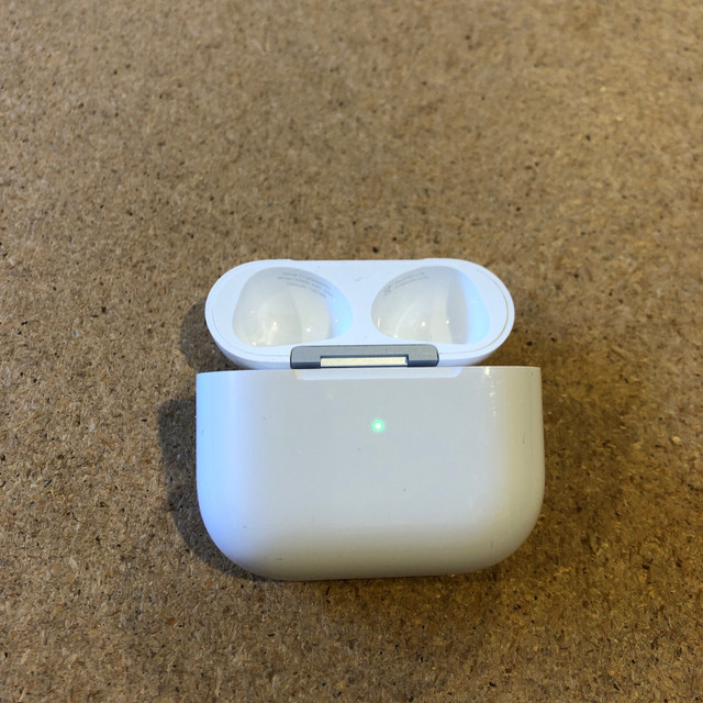 Apple AirPods 3rd Generation MagSafe Charging Case ONLY A2566 in Cell Phone Accessories in Ottawa