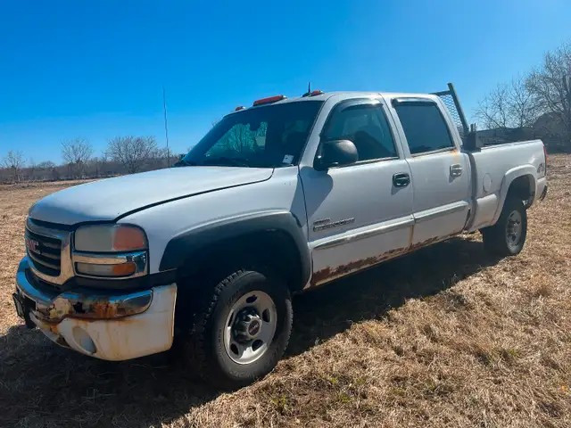 2004 GMC 2500HD 4 DOOR CREWCAB 4X4 DURAMAX 6.6 LITER DIESEL in Cars & Trucks in Brockville