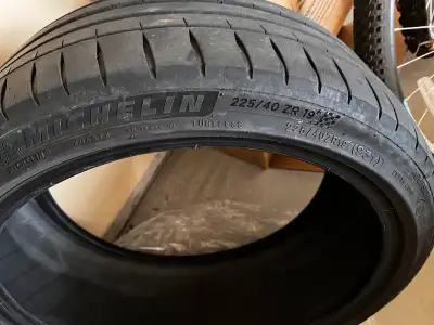 À pair of 225/40 ZR 19 (93Y) summer tires in good condition. About 7mm thread left.