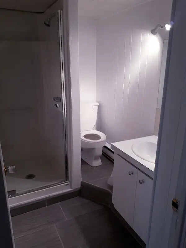 Chambre pour travailleur au centre-ville de Rivière-du-Loup in Room Rentals & Roommates in Rimouski / Bas-St-Laurent - Image 8