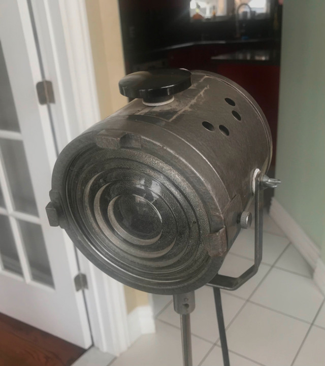 Vintage: lampe en métal pour photographie avec trépied ajustable dans Appareils photo et caméras  à Longueuil/Rive Sud - Image 2